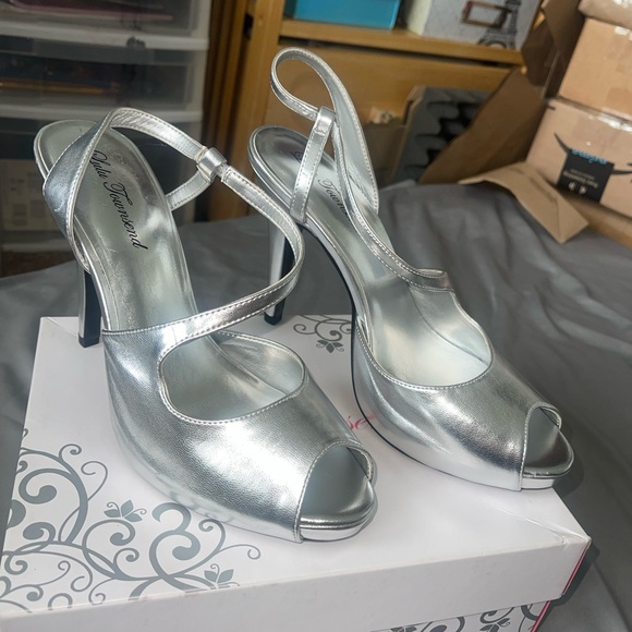 Vintage Lulu Townsend Silver Sling Back Spike Heels - Picture 1 of 4